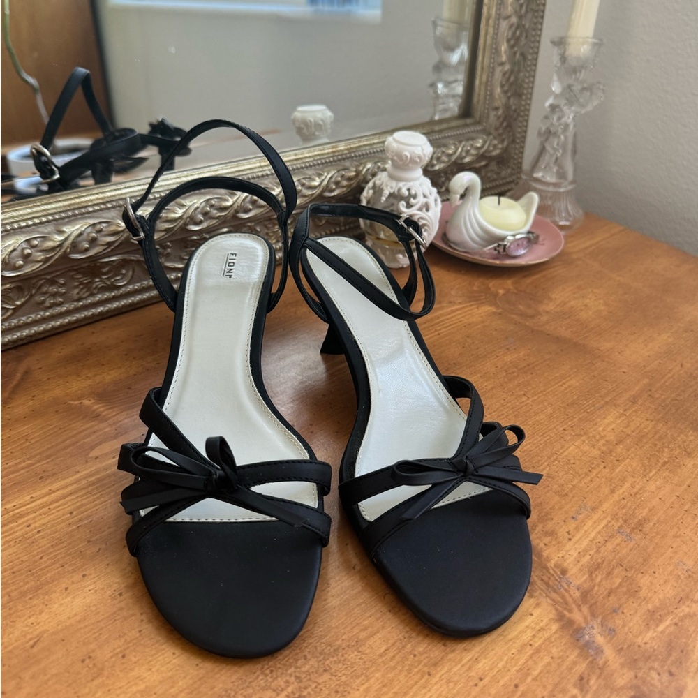 ✨Sold✨Bow kitten heels